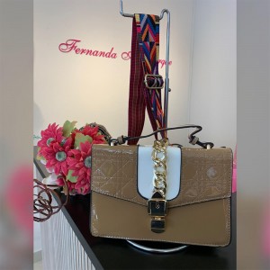 Bolsa Couro Sintético Envernizada com Feche Doura...