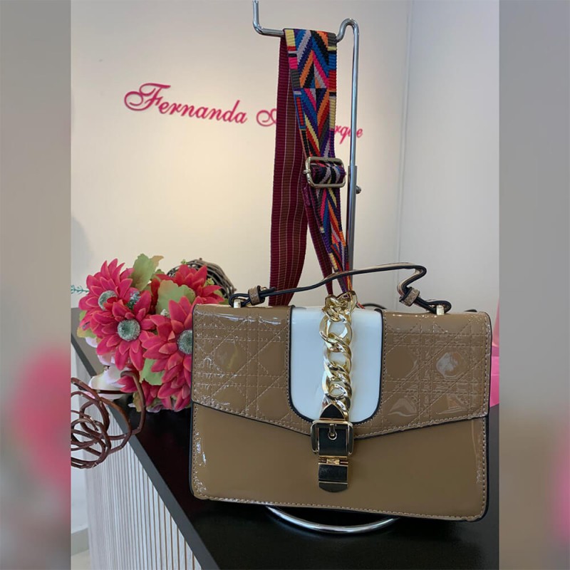 Bolsa Couro Sintético Envernizada com Feche Dourado 