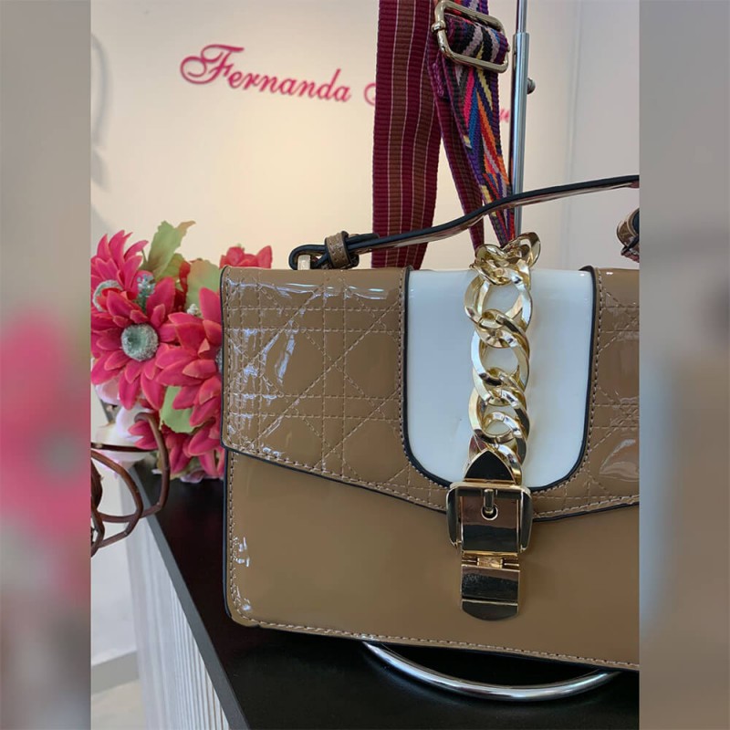Bolsa Couro Sintético Envernizada com Feche Dourado 